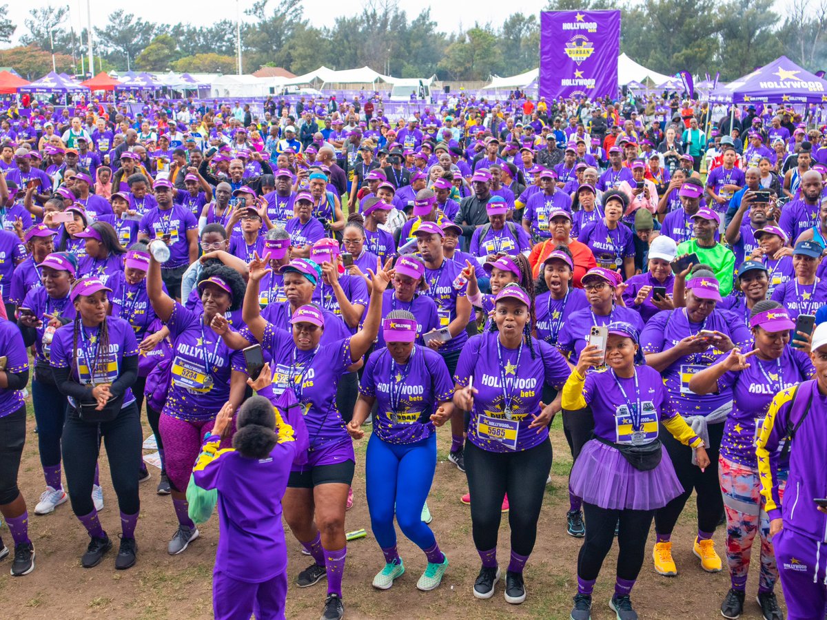 The streets were PURPLE! 🤩 
Can you spot yourself in any of these photos? 📸💜 

#hollywoodbetsDurban10km #HWB10km #Asigijime