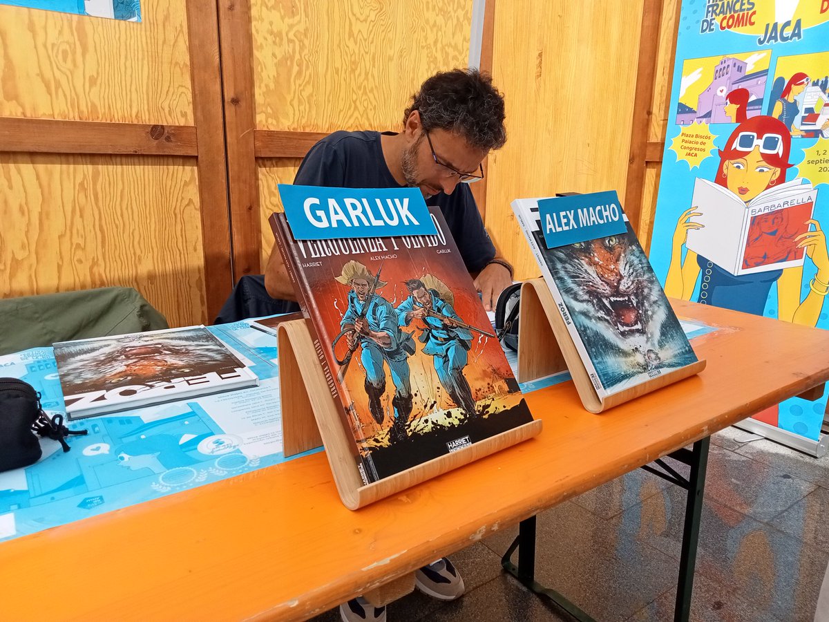 SHF_Comic's tweet photo. Alex Macho firmando ✨
#jacacomic #bd #comic https://t.co/iNUp4oA1L4