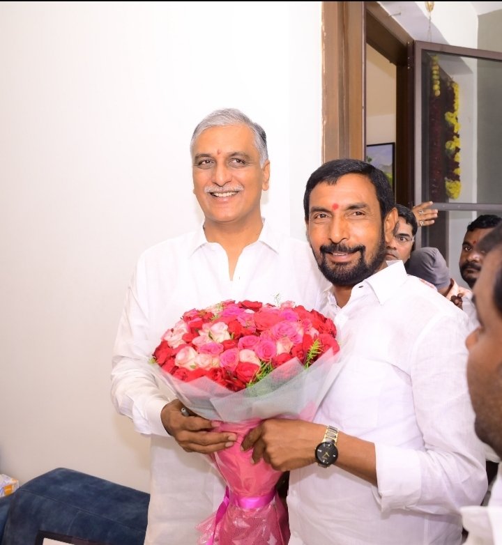 Thummala Pandu Ranga Reddy (@panduthummala) on Twitter photo అమీన్పూర్ మున్సిపాలిటీకి అర్బన్ ప్రైమరీ హెల్త్ సెంటర్ మంజూరు చేసిన శుభ సందర్భంగా రాష్ట్ర వైద్య ఆరోగ్య శాఖ మంత్రివర్యులు శ్రీ తన్నీరు హరీష్ రావు గారిని మర్యాద పూర్వకంగా కలిసి, కృతఙ్ఞతలు తెలిపిన అమీన్పూర్ మున్సిపల్ చైర్మన్ శ్రీ తుమ్మల పాండురంగా రెడ్డి గారు <a href="/BRSHarish/">Harish Rao Thanneeru</a> <a href="/GMRMLAPTC/">Gudem Mahipal Reddy</a> అమీన్పూర్ మున్సిపాలిటీకి అర్బన్ ప్రైమరీ హెల్త్ సెంటర్ మంజూరు చేసిన శుభ సందర్భంగా రాష్ట్ర వైద్య ఆరోగ్య శాఖ మంత్రివర్యులు శ్రీ తన్నీరు హరీష్ రావు గారిని మర్యాద పూర్వకంగా కలిసి, కృతఙ్ఞతలు తెలిపిన అమీన్పూర్ మున్సిపల్ చైర్మన్ శ్రీ తుమ్మల పాండురంగా రెడ్డి గారు <a href="/BRSHarish/">Harish Rao Thanneeru</a> <a href="/GMRMLAPTC/">Gudem Mahipal Reddy</a>