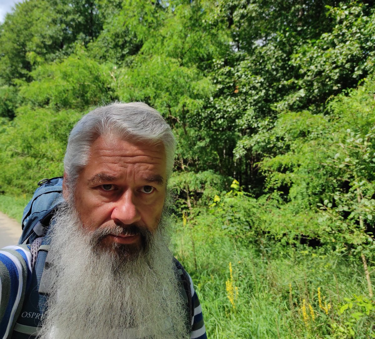 StanislawUtkany's tweet photo. gdy pragnienie zaspokoję
drogi która tak mi ciąży
westchnę przy przydrożnym krzyżu
zajrzę w ciemne duszy kąty

i rozpalę w sobie ogień
znów rozświetlę w sobie pieśń
nieś mnie serce hen przed siebie
póki nogi mogą nieść
. . . 
z tomiku - Między wierszami
Poeta w Drodze https://t.co/yJhiopcLWN