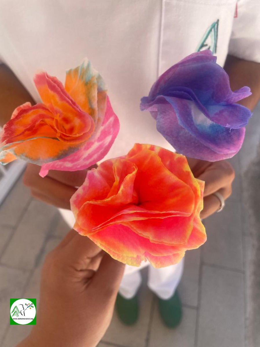 AlzheimerAlcoy's tweet photo. Otra de las actividades de verano que hemos realizado en el mes de Agosto con Rebeca, #tasoc del centro de día, son estos clavelitos con papel de cocina, rotuladores y un spray de agua…🌹🌺💐

Han quedado preciosas!

#afaalcoy #alzheimeralcoy #fevafa #Ceafa https://t.co/zw5beddgTf