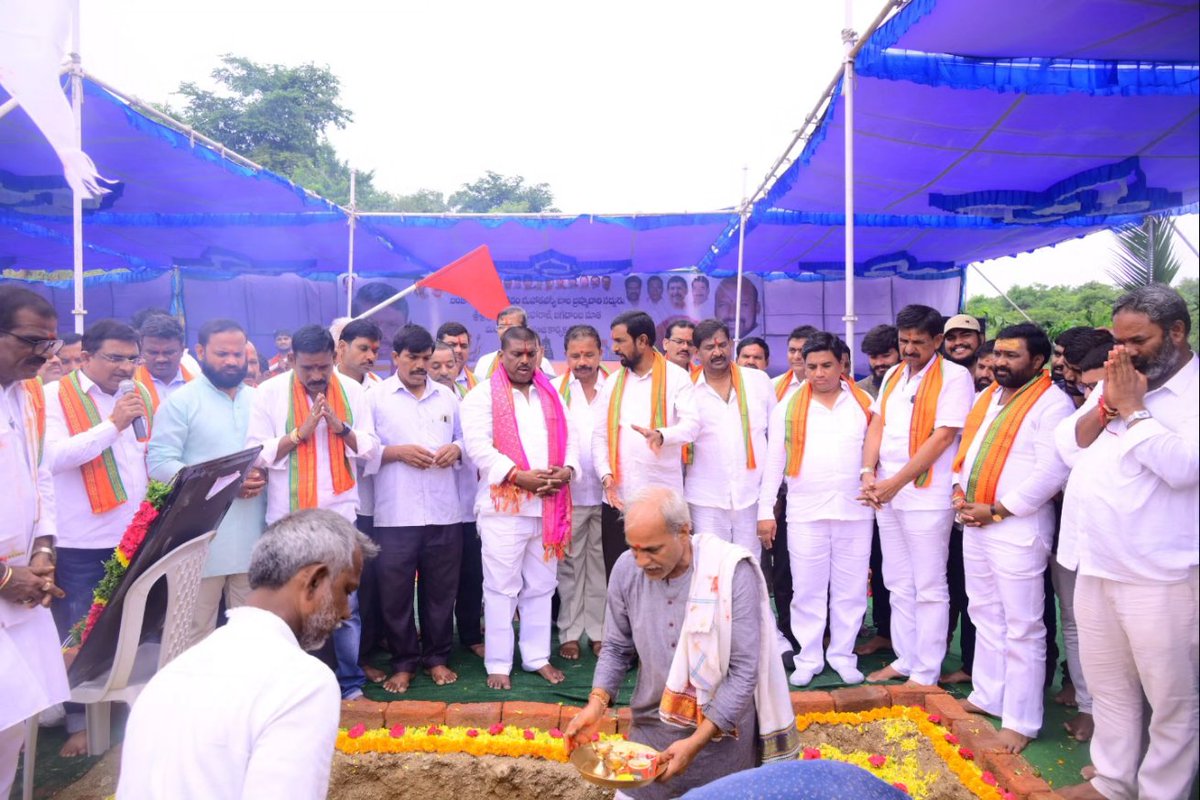 Thummala Pandu Ranga Reddy (@panduthummala) on Twitter photo ఒక కోటి 20 లక్షల రూపాయల ఎమ్మెల్యే జిఎంఆర్ సొంత నిధులతో నిర్మించ తలపెట్టిన సిసి రోడ్ల నిర్మాణ పనులకు ఎమ్మెల్యే జిఎంఆర్ తో కలిసి శంకుస్థాపన చేశారు. అనంతరం బంజారాల ఆరాధ్య దైవం సంతి శ్రీ సేవాలాల్ మహారాజ్ దేవాలయం భూమి పూజ కార్యక్రమంలో పాల్గొన్నారు.<a href="/GMRMLAPTC/">Gudem Mahipal Reddy</a> ఒక కోటి 20 లక్షల రూపాయల ఎమ్మెల్యే జిఎంఆర్ సొంత నిధులతో నిర్మించ తలపెట్టిన సిసి రోడ్ల నిర్మాణ పనులకు ఎమ్మెల్యే జిఎంఆర్ తో కలిసి శంకుస్థాపన చేశారు. అనంతరం బంజారాల ఆరాధ్య దైవం సంతి శ్రీ సేవాలాల్ మహారాజ్ దేవాలయం భూమి పూజ కార్యక్రమంలో పాల్గొన్నారు.<a href="/GMRMLAPTC/">Gudem Mahipal Reddy</a>