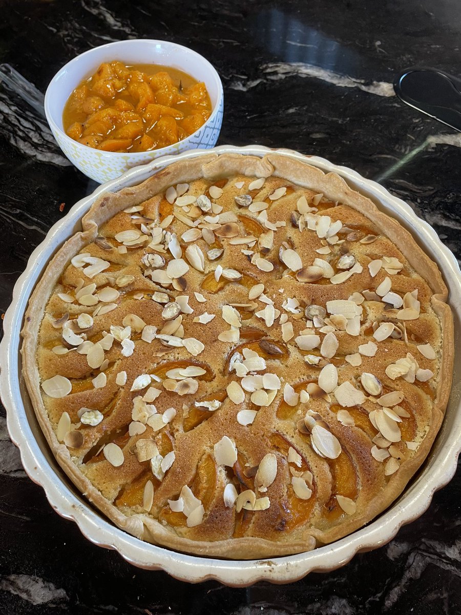 Gazoue72's tweet photo. #tarte du jour . Amandines aux abricots de #cyril_lignac https://t.co/xmIpNTrdTE