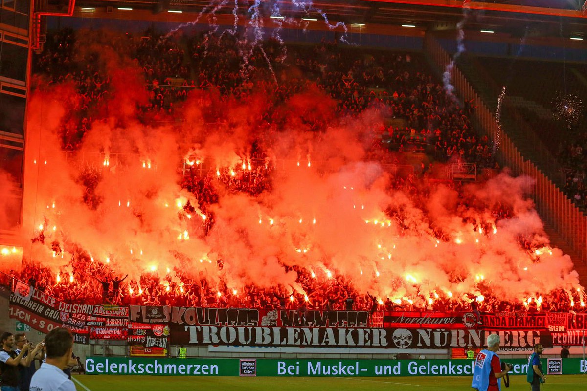 kurvenhelden's tweet image. #FCKFCN 🔴⚫️ #Pyroshow der #Glubb-Fans beim Gastspiel in #Kaiserslautern. #1fcn #1fcnürnberg #ultras 📸 @derbetzebrennt