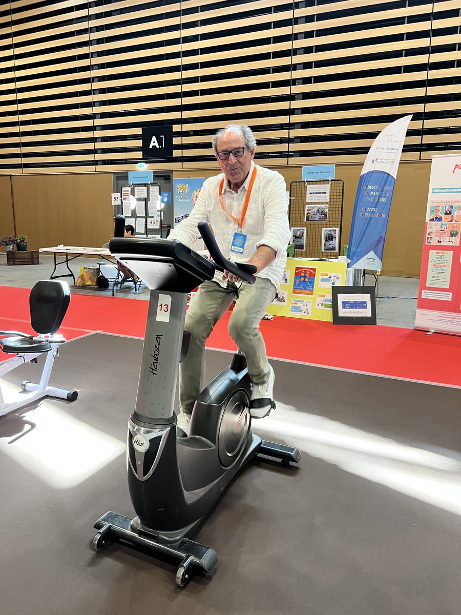Week-end de la vie associative Parc expo – St Etienne avec un vélo à disposition des visiteurs. Faire de l’exercice physique à chaque occasion, une des clés de la prévention autonomie. Venez vite, à 18h00 c’est fini !!