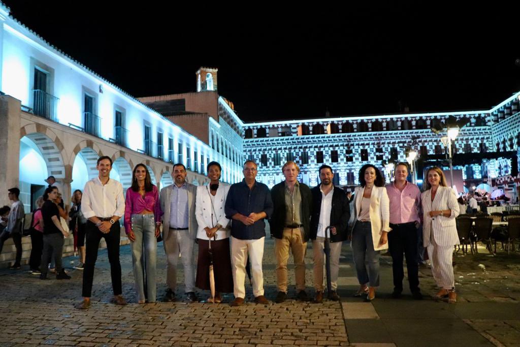 Feliz con el desarrollo de mi primera <a href="/BadajozEnBlanco/">Noche en Blanco de Badajoz</a>. Mil gracias a todo el personal de Cultura, así como a todos los colaboradores que lo han hecho posible. También a <a href="/BarreraGragera/">Ignacio Gragera 🇪🇦</a> y a toda la corporación municipal por el apoyo incansable a la Cultura #BadajozEnBlanco