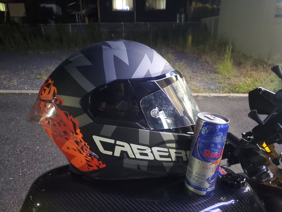obscures2rkai's tweet photo. 夜でもまだ暑いですね。
走行風は丁度良い温度です。
#CabergHelmets
#RedBull
#HONDA https://t.co/rk3SNeSMzh