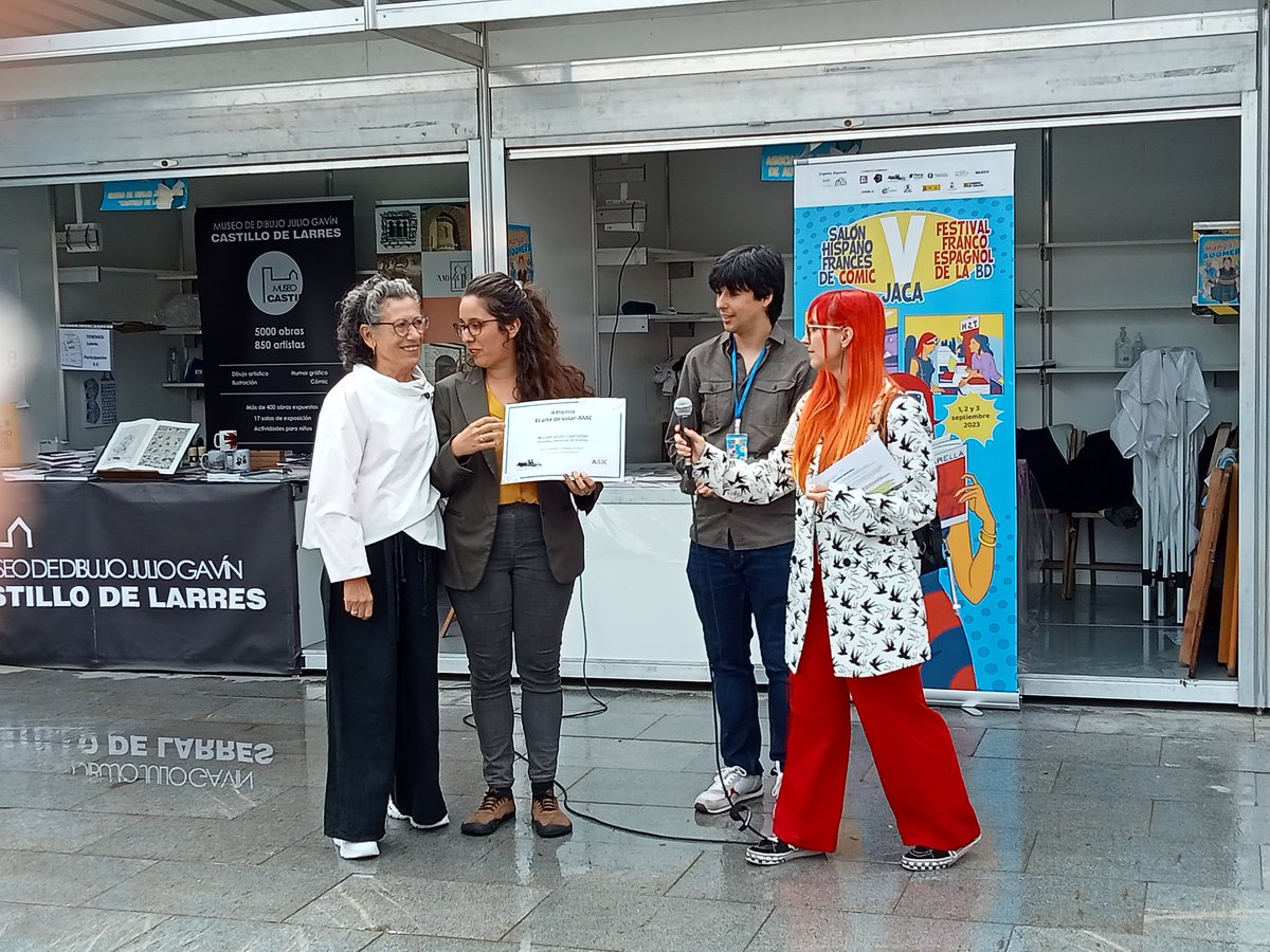 SHF_Comic's tweet photo. Entrega del premio El arte de volar-AAAC a Distopica y rural, residencia artística de cómics por la biblioteca municipal de Villanua 😃
#jacacomic #bd #comic https://t.co/W5Ioq7KSVw
