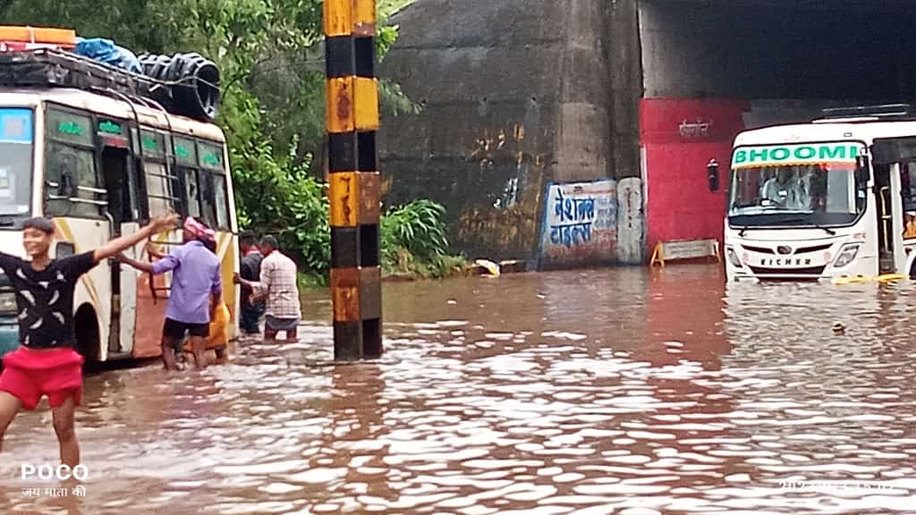 KrantiShivaji's tweet photo. #redalert 
टाटा पिगमेंट गेट के सामने की स्थिति भयावह हो जा रही है। लोग मजबूरी में पुल  के ऊपर से जा रहें कोई रेलवे दुर्घटना न हो जाए। एक तरफ से ही आना जाना है उसपर ये बदहाली।
@jnacjsr @jugsalai_nagar 
@DCEastSinghbhum @JharkhandDMA @DRMCKP 
@MangalKalindi3  @mpbidyutmahato https://t.co/GM8TI2kQ64