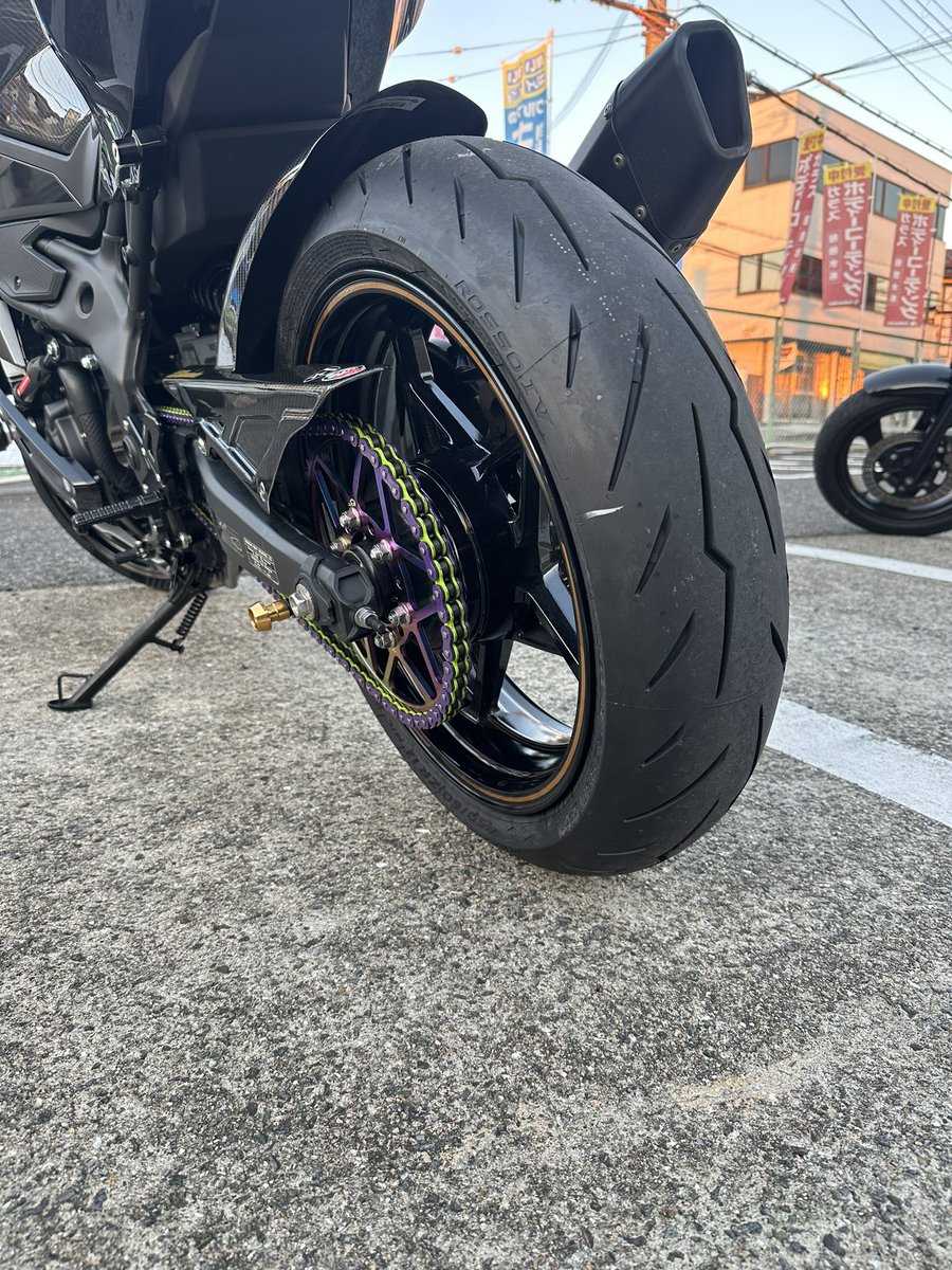 ZX25R_yoshi's tweet image. 久々25Rのまともなカスタムした😁
エヴァチェーンにスプロケの色合わせたら中々良い感じ🤩
この組み合わせは、まだ見た事ないかな！！
後、タイヤも変えました✨
180履きたいよー😭
#zx25r
#EVAチェーン
#XAM