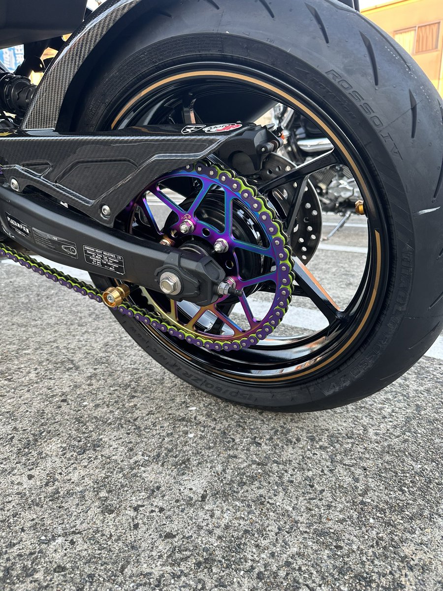 ZX25R_yoshi's tweet image. 久々25Rのまともなカスタムした😁
エヴァチェーンにスプロケの色合わせたら中々良い感じ🤩
この組み合わせは、まだ見た事ないかな！！
後、タイヤも変えました✨
180履きたいよー😭
#zx25r
#EVAチェーン
#XAM
