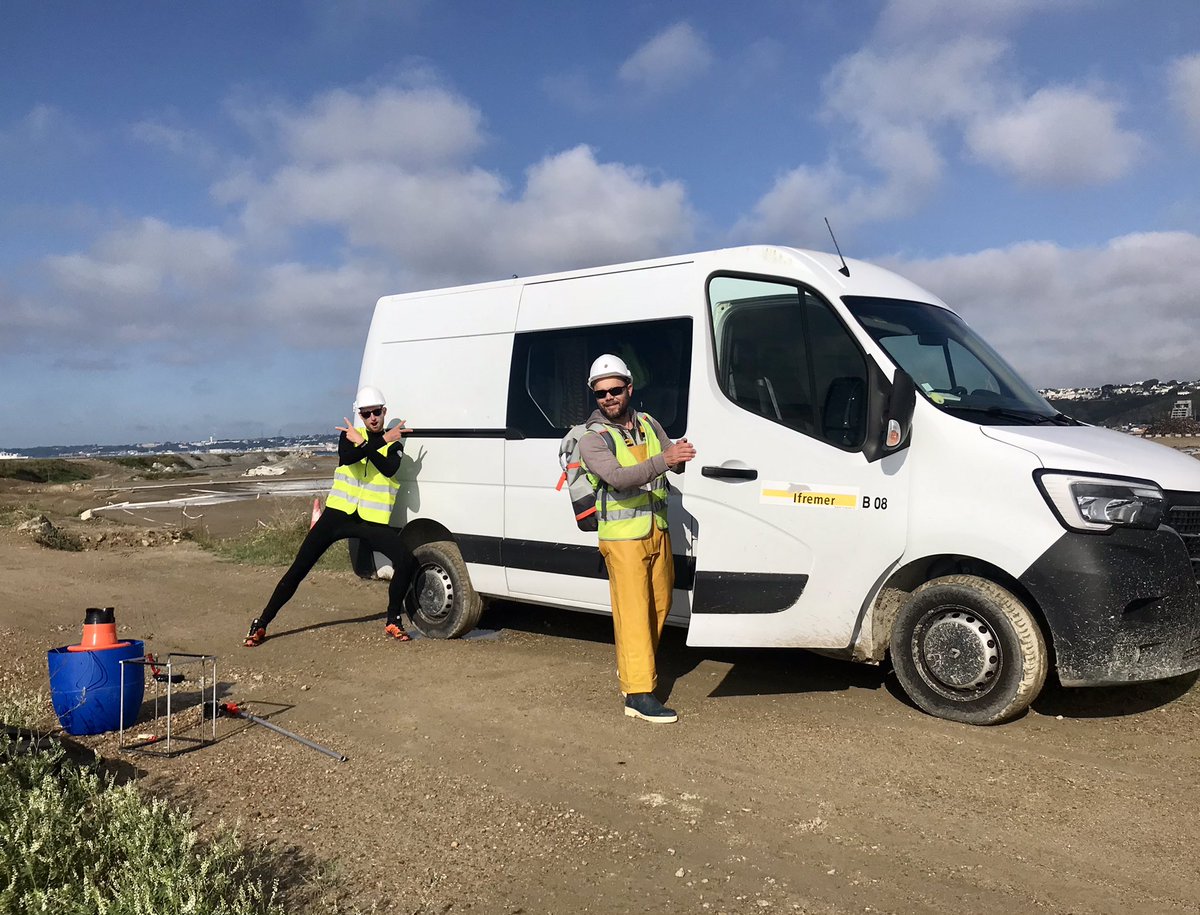 amelia_curd's tweet photo. 🏗🚢 Bit of hyper-urban 🪨 intertidal ecology this last spring tide w/team #lebco ! Do artificial rock pools increase (non-NIS) biodiversity in the revetment of this brand new wind turbine component holding polder? Nearly 3️⃣ years of monitoring and the answer keeps changing! https://t.co/aUKCYTcnUw