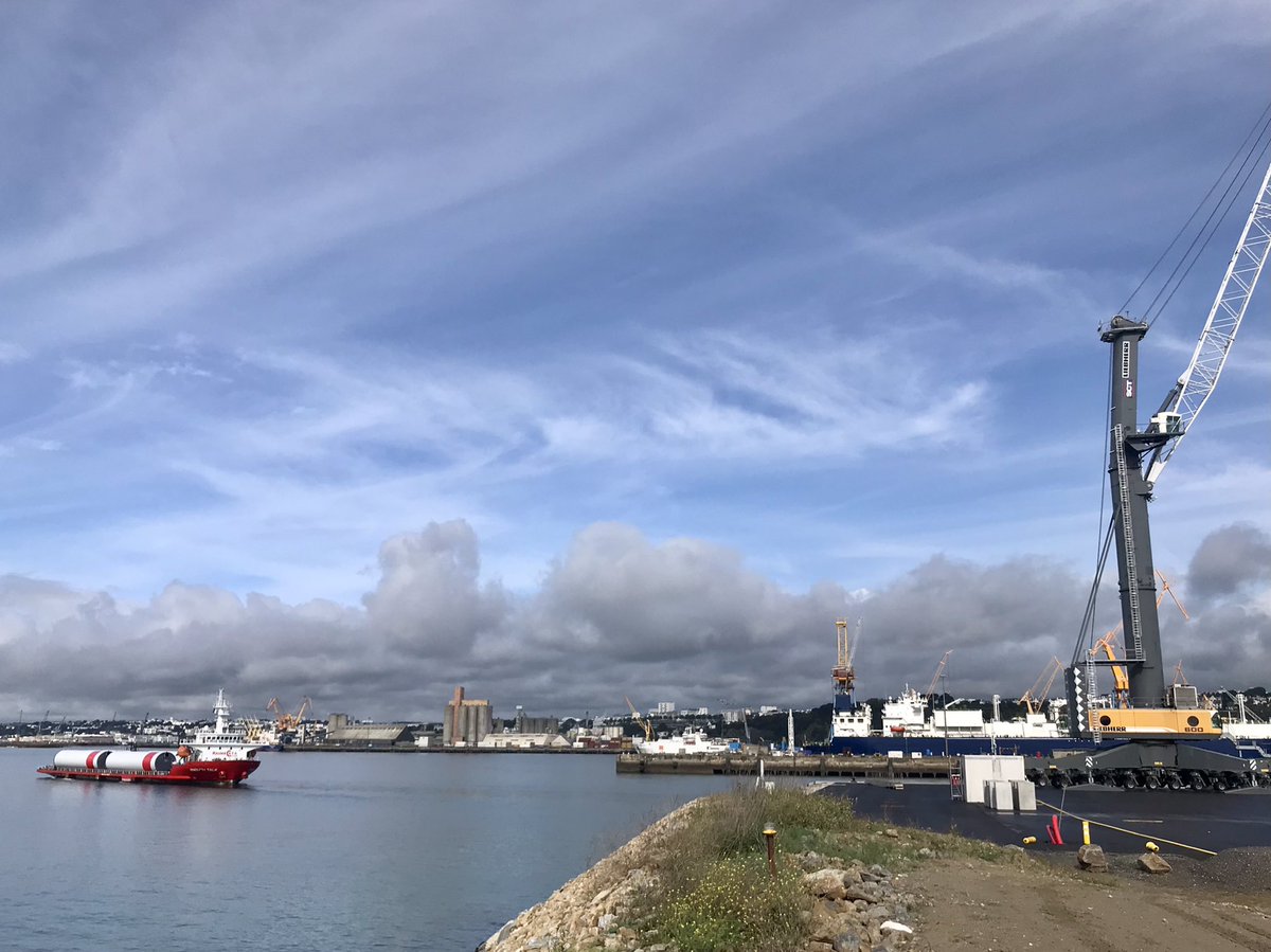 amelia_curd's tweet photo. 🏗🚢 Bit of hyper-urban 🪨 intertidal ecology this last spring tide w/team #lebco ! Do artificial rock pools increase (non-NIS) biodiversity in the revetment of this brand new wind turbine component holding polder? Nearly 3️⃣ years of monitoring and the answer keeps changing! https://t.co/aUKCYTcnUw