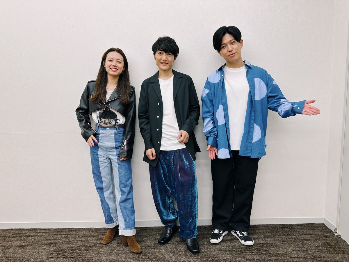 peppe126's tweet photo. 今夜の関ジャムキーボード特集に出ます。MCの村上さんを含め、実質4人でキーボードあるあるなど話せて共感の嵐でした！
お二方との衣装のテイストは偶然の一致！
23時、是非🤭(ピアノピアス付けてるよ)
#関ジャム https://t.co/LSZQkqiOBD
