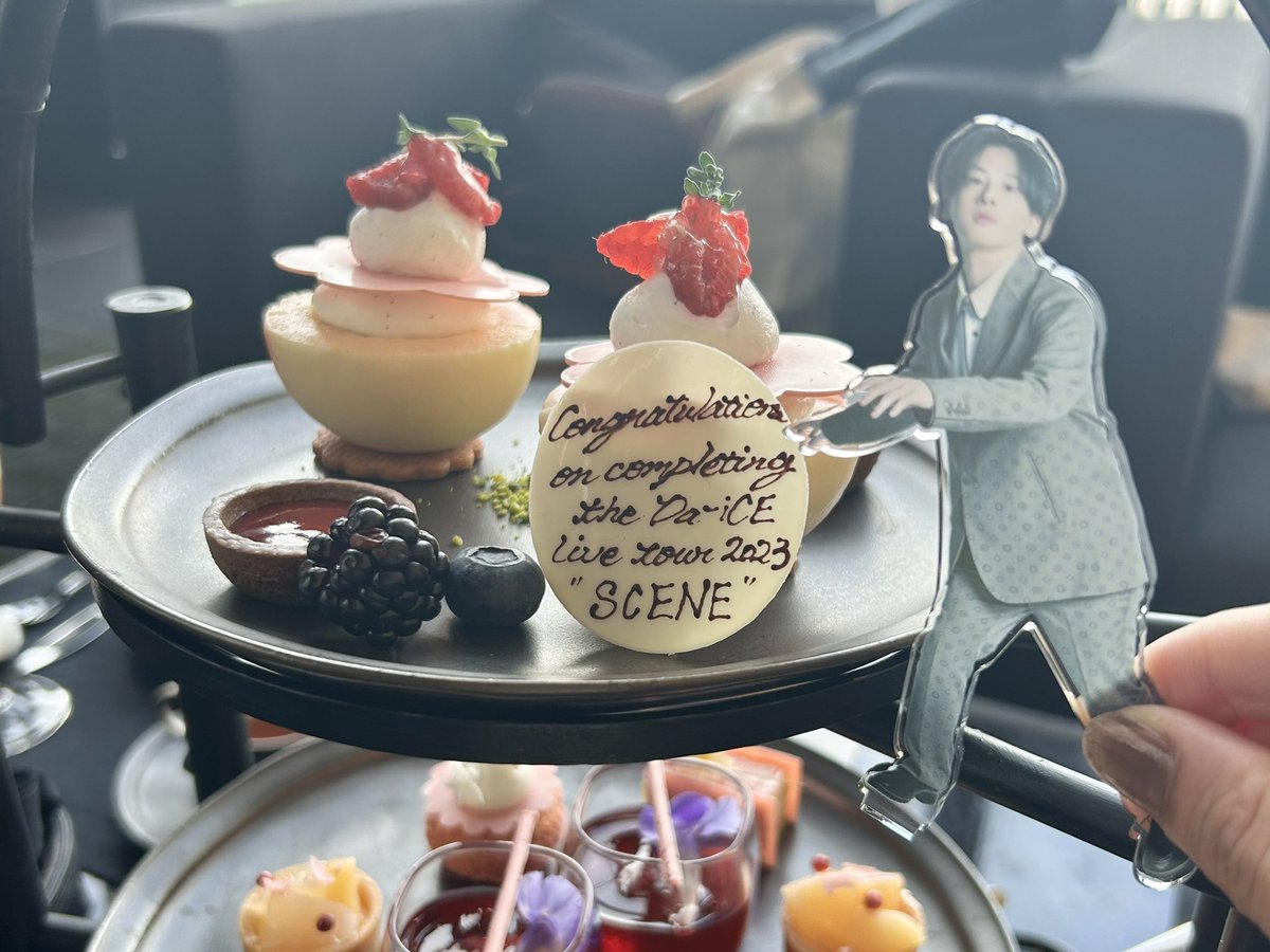 a___t___da_ice's tweet photo. ツアー完走のお祝いで
素敵なプレートを作って頂いた🥂ෆ⸒⸒

成長し続ける彼等の背中をこれからも追いかけて行きたいし、まだまだ新しい世界を見せてほしい🌏

改めて完走おめでとうございますෆ  ̖́
お疲れ様でした!!

#Da_iCE_ARENATOUR2023 https://t.co/6vanBkK4tr
