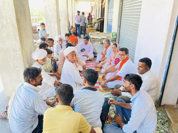 RooparamBarmer's tweet photo. बाड़मेर विधानसभा में आगामी 5 सितंबर 2023 कोबाड़मेर मुख्यालय पर भाजपा राजस्थान द्वारा आयोजित "परिवर्तन संकल्प यात्रा" की विशालजनसभा को लेकर जनसंपर्कबैठकआज ग्रामपंचायत बेरीवालातला में आयोजितहुई l
जिसमेंआम जन कोज्यादा से ज्यादा संख्या में पधारनेका न्यौतादिया।
#परिवर्तन_संकल्प_यात्रा https://t.co/rhcJhEtfg2