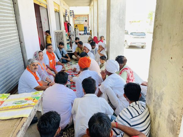 RooparamBarmer's tweet photo. बाड़मेर विधानसभा में आगामी 5 सितंबर 2023 कोबाड़मेर मुख्यालय पर भाजपा राजस्थान द्वारा आयोजित "परिवर्तन संकल्प यात्रा" की विशालजनसभा को लेकर जनसंपर्कबैठकआज ग्रामपंचायत बेरीवालातला में आयोजितहुई l
जिसमेंआम जन कोज्यादा से ज्यादा संख्या में पधारनेका न्यौतादिया।
#परिवर्तन_संकल्प_यात्रा https://t.co/rhcJhEtfg2