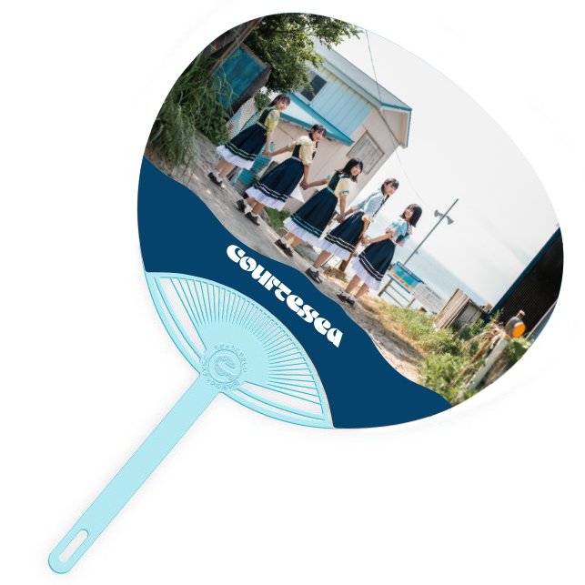courtesea_info's tweet photo. 📣📣
【オンラインショップ「浜茶屋コーテシー」新商品情報🏖️】

8/26(土)開催の1周年記念ライブにて発売したNEWグッズをオンラインショップでも販売開始いたします！✨

▼プールバッグ
https://t.co/XxSs6j1MVS
▼うちわ
https://t.co/q14tgHWIuW
▼生写真セット
https://t.co/yYmJFl1hpF https://t.co/45WcmARuxP