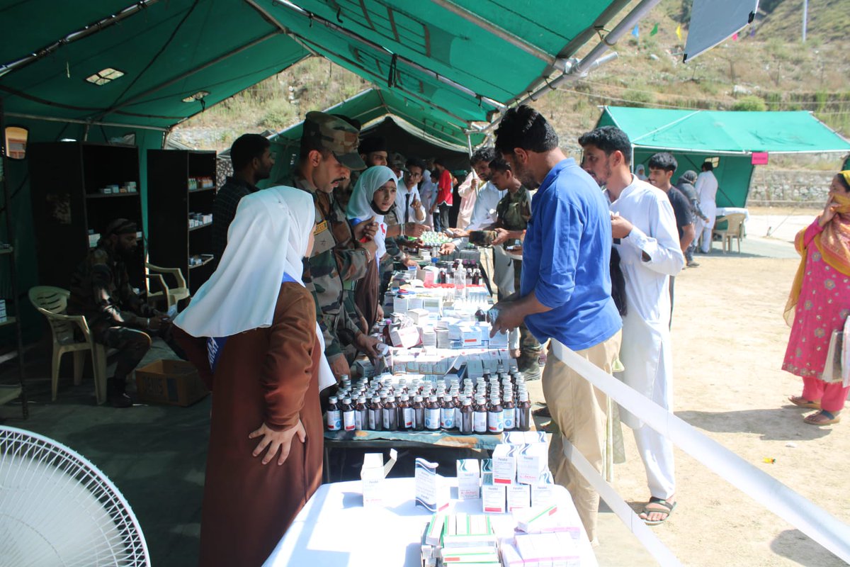 #RashtriyaRifles  #Himalayan Mtn Brigade Organised a medical camp Village Fatehgarh in Bla.     #familyPhysician #GeneralPhysician Medicine &
#FemaleGynecologist experts of provided collective potential to locals in the event,
@464646
@Baramulla46
@adgpi
@ChinarcorpsIA
@IndiaG2O