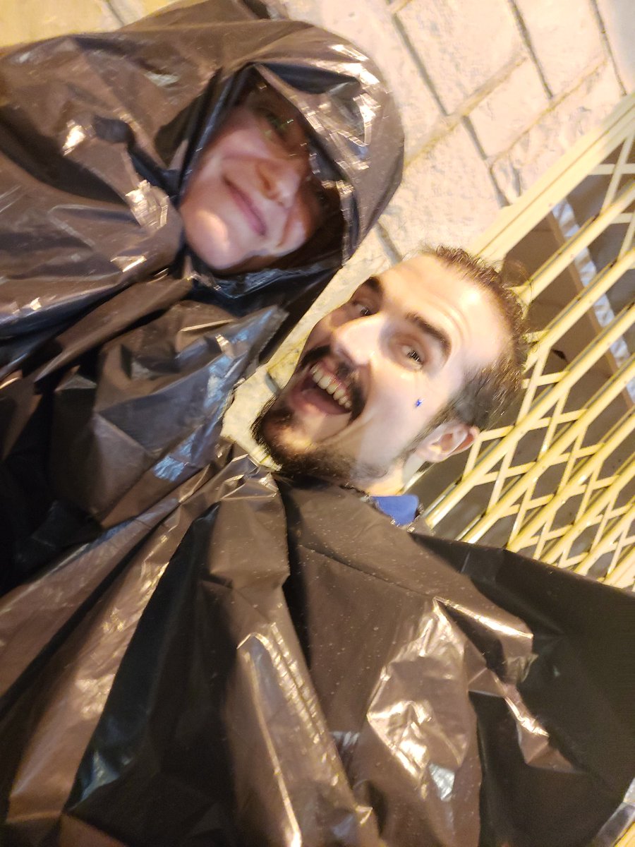 MaeseTach's tweet image. Cuando empieza a llover y te sacas un outfit de donde sea... #Festesmutxamel2k23 #outfit #trashbag #lluvia #templarismutxamel