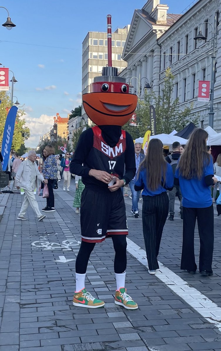 JSautCan's tweet photo. First weekend in #Vilnius, we met this guy. He seemed to be friendly - bet kas jis?  #BasketBallHead https://t.co/CQcMY9WE87