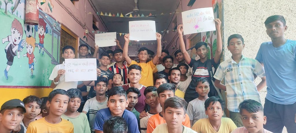 varnika178's tweet image. Sunday Squad: Students of #GBSSKamlaNagar coming together to give their school a sparkling clean..
#SwachtaPakhwada
#WeekendCleanup
@Dir_Education