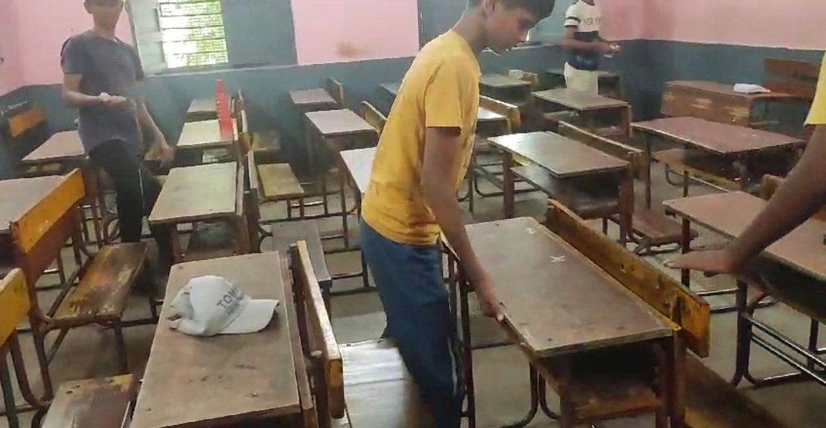 varnika178's tweet image. Sunday Squad: Students of #GBSSKamlaNagar coming together to give their school a sparkling clean..
#SwachtaPakhwada
#WeekendCleanup
@Dir_Education