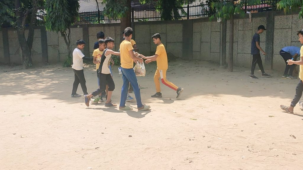 varnika178's tweet image. Sunday Squad: Students of #GBSSKamlaNagar coming together to give their school a sparkling clean..
#SwachtaPakhwada
#WeekendCleanup
@Dir_Education