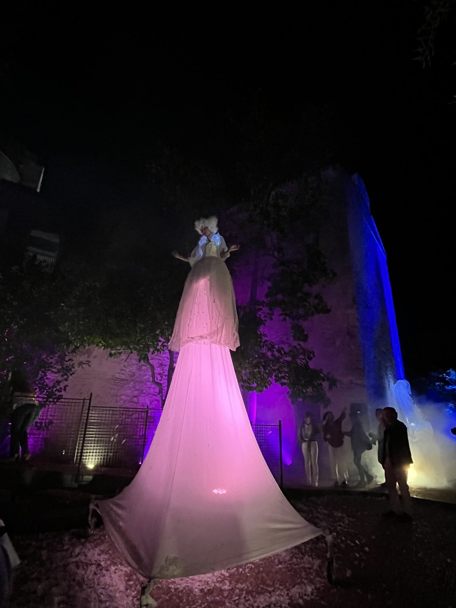 Agradecer a los servicios de limpieza y parques y jardines su extraordinario trabajo en los espacios de la <a href="/BadajozEnBlanco/">Noche en Blanco de Badajoz</a> : Galera, Puerta Palmas, San Francisco, Plaza España o San Andrés lucieron anoche como debían. El éxito de anoche es parte fundamental de ellos. Enhorabuena