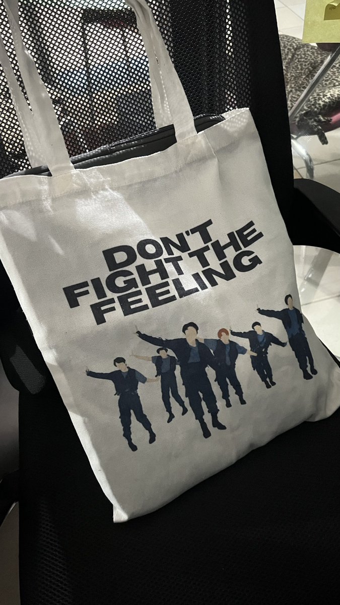 nikkio96's tweet photo. All ready (no I’m not) for my first RTO since 2020 tom with my #EXO DFTF work tote by @3brokechingus ! 🫶🏻🫶🏻🫶🏻 I’m hoping for a stress free day tom 🥹🥹🥹 @claraltan https://t.co/oqgFh3DrLJ