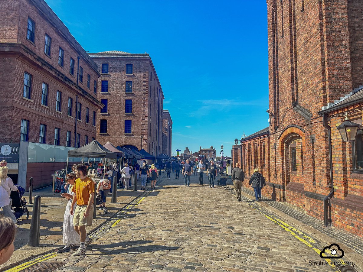 Awesome weather down on the @theAlbertDock Makers Market on till 4pm @CBRE_UK @YOLiverpool @angiesliverpool @realrobinjmac65 @VisitLiverpool #makersmarket #liverpool