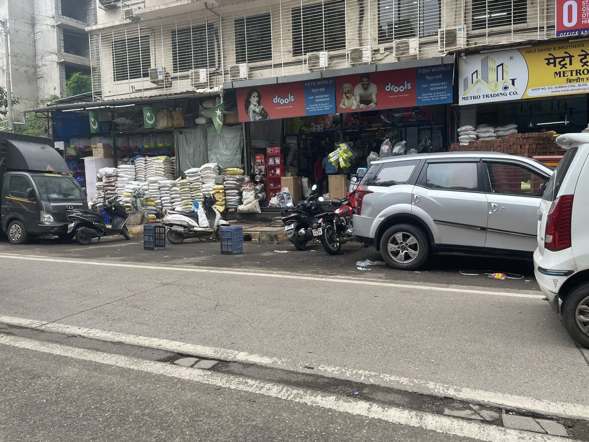 iampankazz's tweet photo. Shops extended and major part of road is covered. 
Location - Building no 36, Nehru Nagar, Kurla East
@mybmcWardL 
@mybmc 
@mybmchealth 
@mieknathshinde 
@Devendra_Office 
@save_our_mumbai https://t.co/aN5A9S6DR8