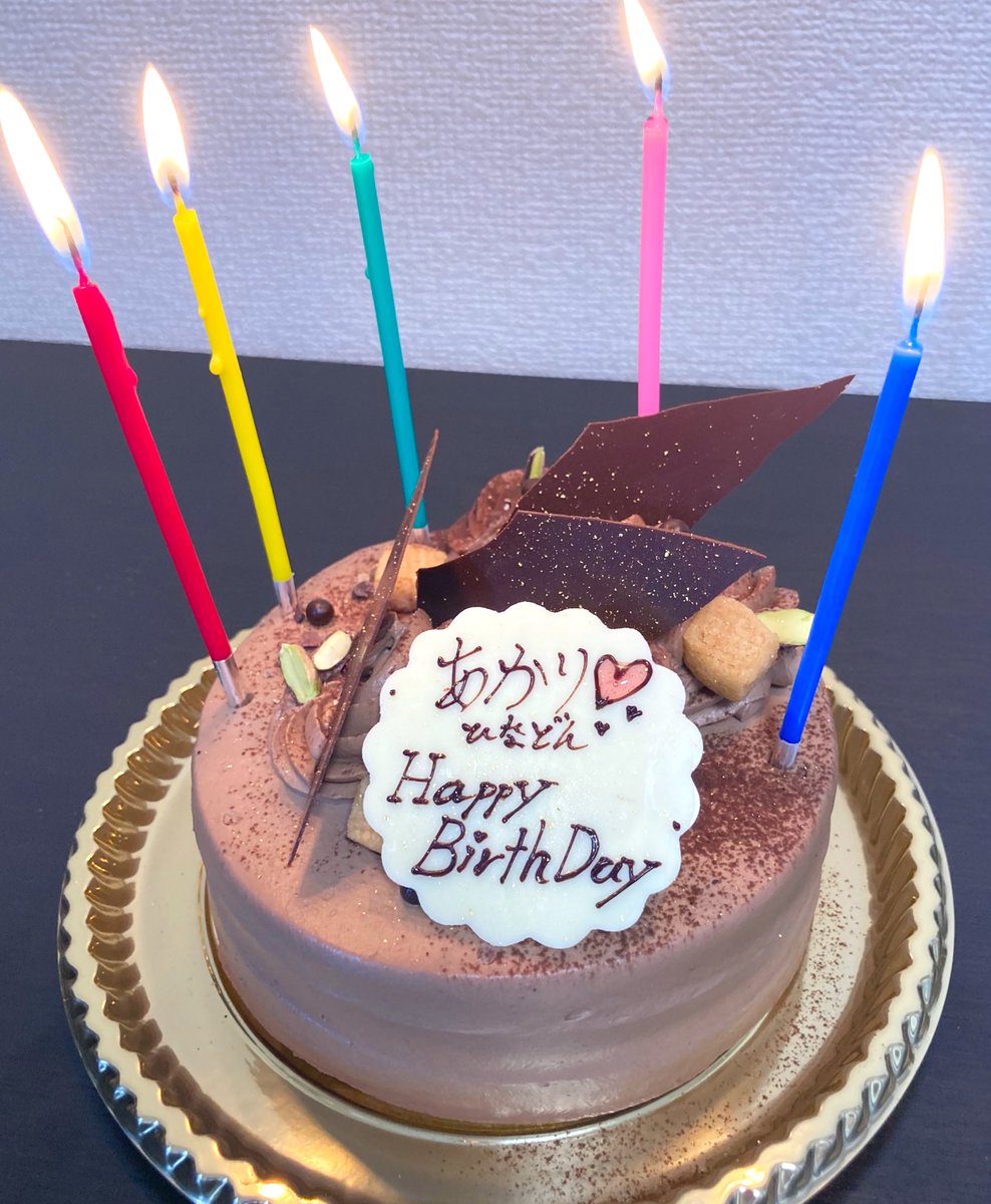 hinadon77's tweet photo. 恒例になりました😇
今年もやらせて頂きます🎂✨
去年の画像使ってるんじゃないか？くらい
去年とほぼおんなじ写真で失礼します😇
そしてこれまた去年とおんなじような事書きますが、あかりの字がバカでかくて
ひなどんの字があからさまに小さいのは決してケーキ屋さんの嫌がらせではありません🤚🏻
僕のオーダーを忠実に再現してくれたとっても素敵なケーキ屋さんです🎂🌷✨

#井上あかり
#HappyAkariDay