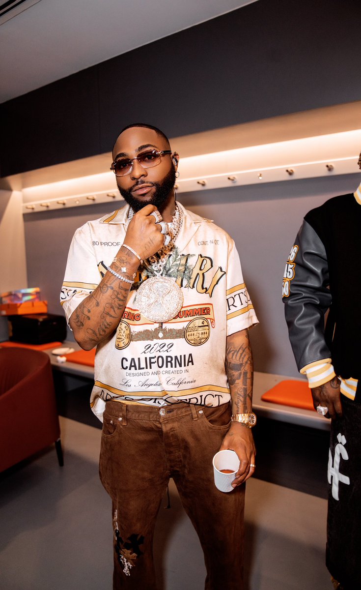 davido's tweet photo. A NITE TO REMEMBER ..⏳🇦🇪🐐 https://t.co/CBlPKs42Xd
