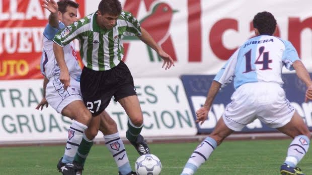 Tal día como hoy, 3/9/2000, debutó en partido oficial D. @joaquinarte. En ese partido el @RealBetis se enfrentó al Compostela. 📸:@abcdesevilla