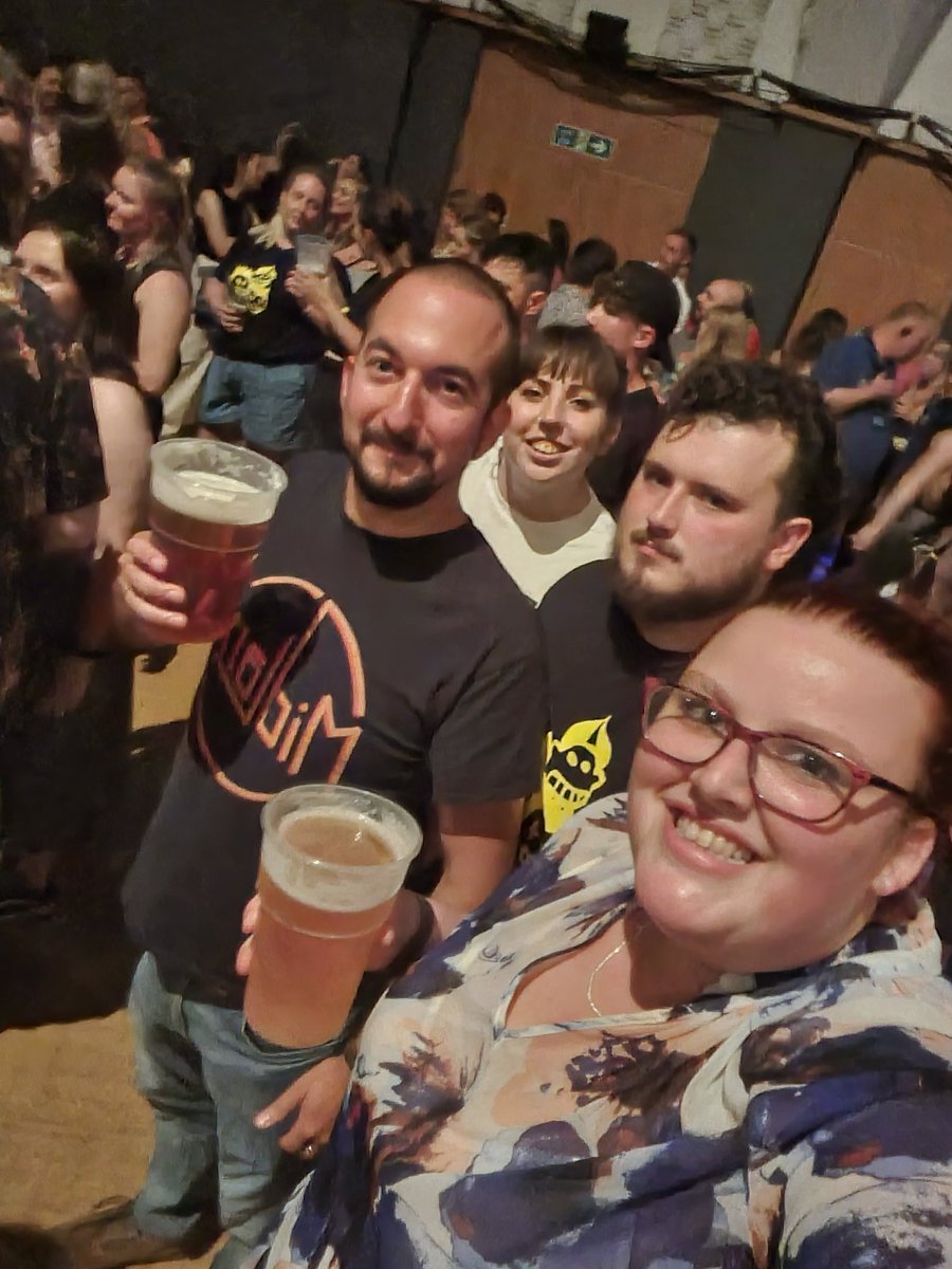 charhole001's tweet photo. @Busted Fucking amazing show! Best I've been to. Ready to get that number 1 album now guys ❤️ https://t.co/lEfz9fx8au