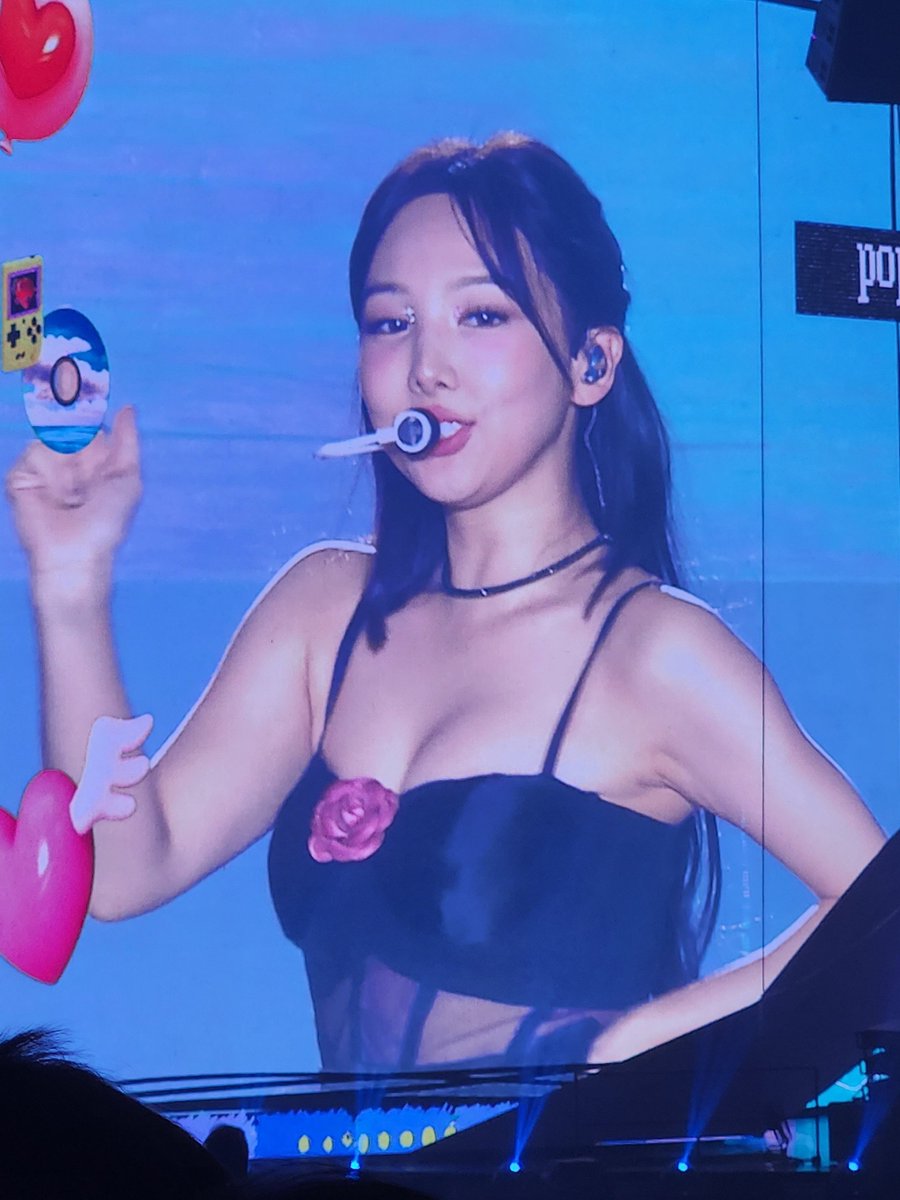 godmitzu's tweet photo. NAYEON IS SO FINE WHOA https://t.co/tjWmS1n0ze