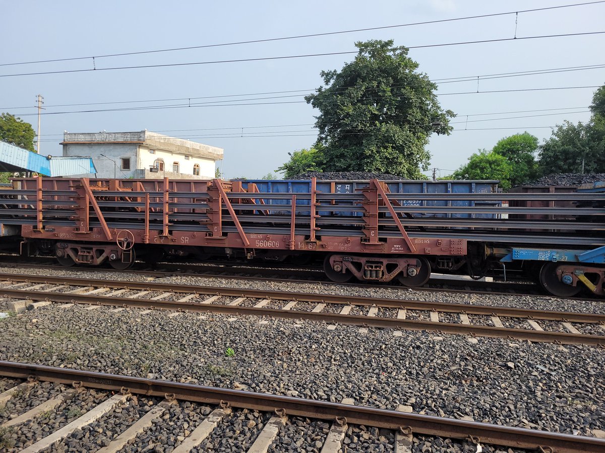 Sandeeppatel001's tweet photo. @RailwaySeva  Highly Mismanagement of Jablpur Zone they have changed platform from down to up at last minute for multiple trains because they ended up have two maal gadhi at main line and loopline are we waiting for another mishap to happen @PMOIndia @RailMinIndia https://t.co/nSXQB0dyP2