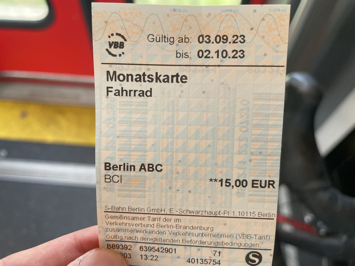Jeden Monat muss ich daran denken, wie völlig absurd es ist, dass in Berlin 30 Tage lang sein Fahrrad mit in die S-Bahn nehmen, teurer ist als mit dem Anwohnerparkausweis sein Auto an 365 Tagen, 24h lang in der Stadt abzustellen. Dieses Ungleichgewicht müssen wir dringend ändern!