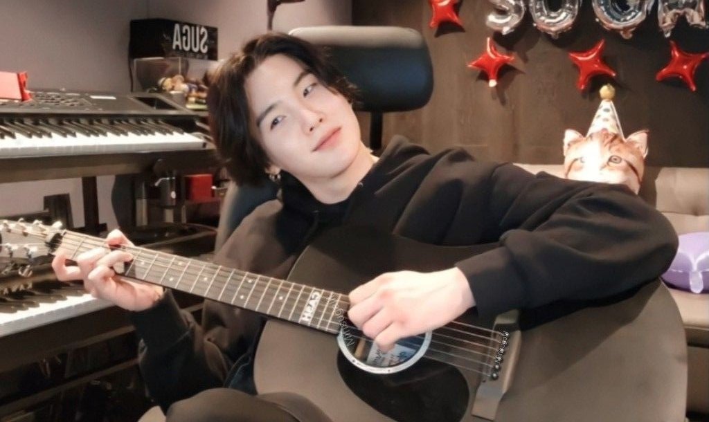 BTS_Aguustd's tweet photo. Playing guitar makes my mood better, what song do you want me to play? Mention 1 of your favorite songs of BTS.

#SUGA https://t.co/9cFJVxuPJn