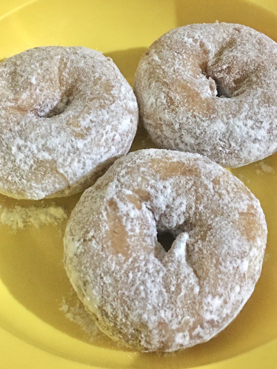 honeydflur's tweet photo. haii teman-teman, umi aku jualan berbagai macam kue tradisional salah satu nya donat kampung ini. enakk bangett loh, kalian kalo mauu pesen dan rumah nya sekitaran tangerang, bisaa bangett ke ig nya @dapurumingeunah yaaa https://t.co/zxcFdRP8ZI
