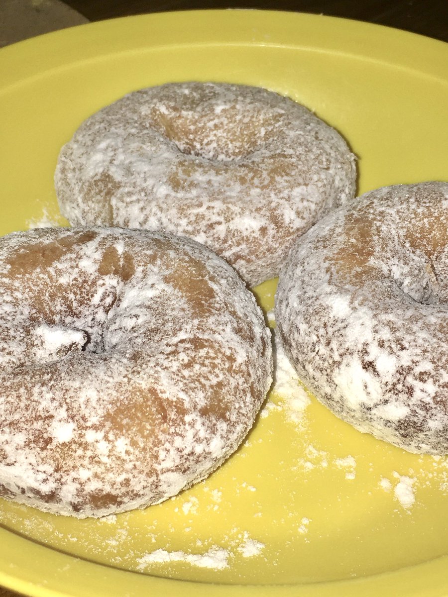 honeydflur's tweet photo. haii teman-teman, umi aku jualan berbagai macam kue tradisional salah satu nya donat kampung ini. enakk bangett loh, kalian kalo mauu pesen dan rumah nya sekitaran tangerang, bisaa bangett ke ig nya @dapurumingeunah yaaa https://t.co/zxcFdRP8ZI