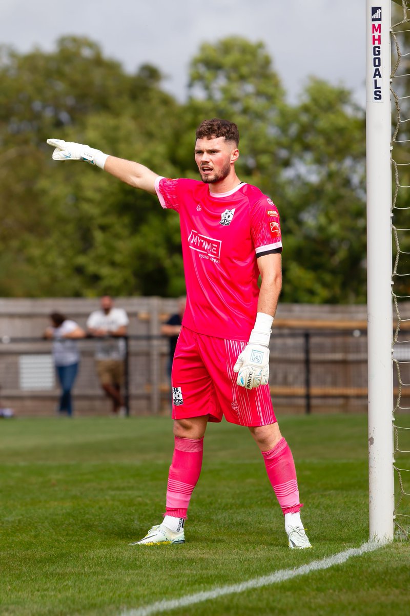 WimborneTownFC's tweet photo. Sunday Shout Out to these two after yesterday's fantastic win at Tiverton maintained our unbeaten start to the season. 3 clean sheets in 3 games for @BertWhi1e &amp; an all action, man of the match performance by @matt_neale11 🙌 https://t.co/4SsKq1IuZ5