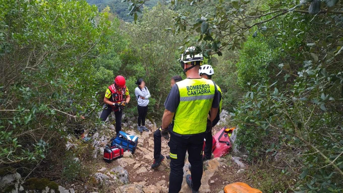 El helicóptero y bomberos de @cantabriaes y han rescatado a una mujer