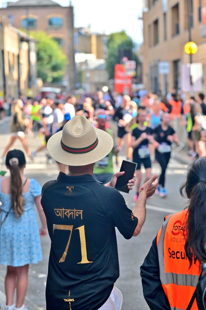 AbdalUllah's tweet photo. Wonderful to see so many #Wapping residents taking part 🏃♀️ 🏃♀️🧑🦽 @OfficialBigHalf. #Wapping came out to support our Wapping Running Club.
Fab seeing friendly faces amongst the thousands.
Don't worry, the road will be opening soon.
#weloveWapping #weareWapping
#theBighalf https://t.co/XpMpVnBvnb
