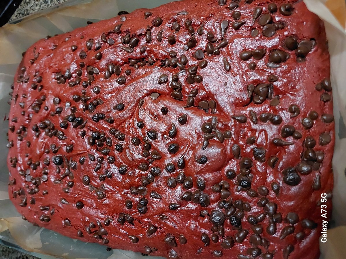 MalouDeLeon7's tweet photo. Freshly baked Red Velvet Brownies❤️❤️❤️ supposedly white chocolate on top dapat yan, un talaga partner ng red velvet but out of stock na pala ko, dark chocolate lang ang available sa ingredients ko. #pambaon #snacks #baking https://t.co/m2GTO8qxPo