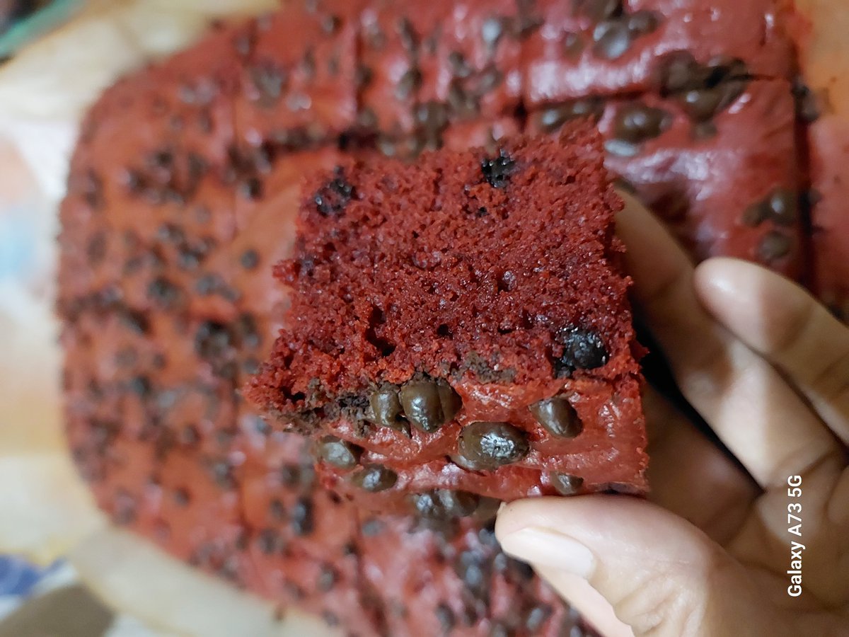 MalouDeLeon7's tweet photo. Freshly baked Red Velvet Brownies❤️❤️❤️ supposedly white chocolate on top dapat yan, un talaga partner ng red velvet but out of stock na pala ko, dark chocolate lang ang available sa ingredients ko. #pambaon #snacks #baking https://t.co/m2GTO8qxPo