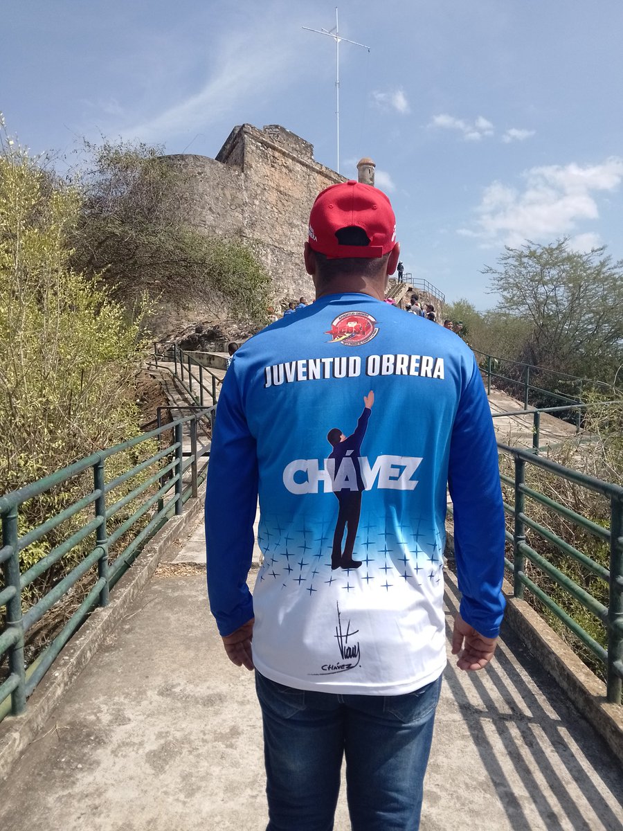 Juventud Obrera de la CBST-CCP desde el Fortín Solano, puerto cabello. Ratificamos nuestro compromiso con el presidente <a href="/NicolasMaduro/">Nicolás Maduro</a> y con el proceso revolucionario. Venceremos!
No van a poder
Somos los de Nicolás