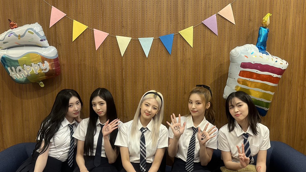 ITZYofficial's tweet photo. [🔴LIVE] CAKE 막방 뒤풀이🎂💕
https://t.co/h2xuFwprdP

#ITZY #MIDZY @ITZYofficial
#ITZY_KILLMYDOUBT
#ITZY_CAKE https://t.co/kYGtf2GSEw