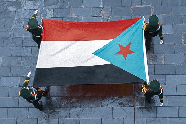 أهالي #الجنوب_العربي بكل محافظاتها شجعان وهم يصدون عن أرضهم الدنس #الحوثي القادم من الشمال 8 سنوات فشل الحوثيين وكبيرهم الحذاء في القدم الايراني دمر ثقافة #شعب_بلقيس وزرع فيهم ثقافة طبول #إيران وخرافات الفرس والطائفية المقيته … شعب الجنوب رجال حموا جنوبهم من الطائفية الصفوية